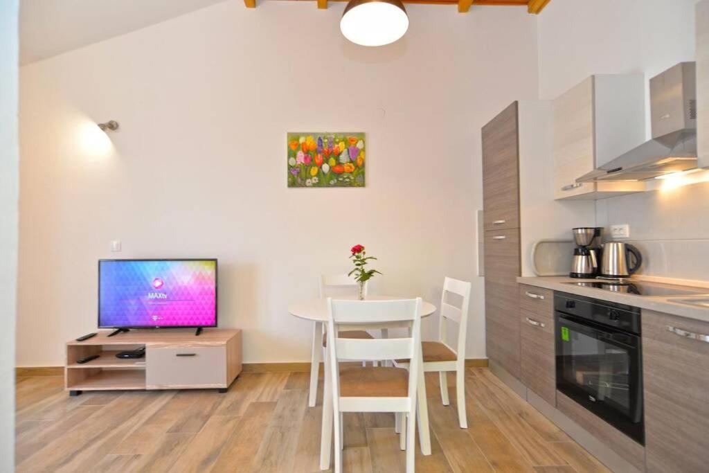 Apartment Vesna For 2, Free Parking And Wi-Fi Pula Exterior foto